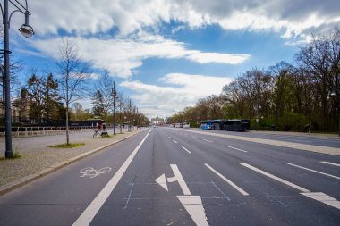 Berlin, Almanya - 19 Nisan 2023: Berlin 'deki Brandenburg Kapısı' na giden federal otoyol Bundesstrae 'nin panoramik manzarası