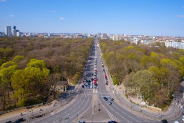 Almanya 'nın Brandenburg Kapısı' na giden federal otoyol Bundesstrae 'nin panoramik manzarası.