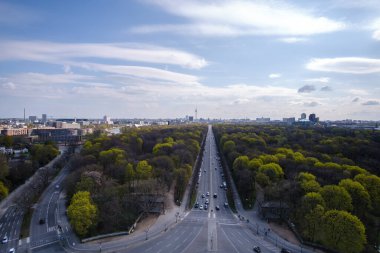 Almanya 'nın Brandenburg Kapısı' na giden federal otoyol Bundesstrae 'nin panoramik manzarası.