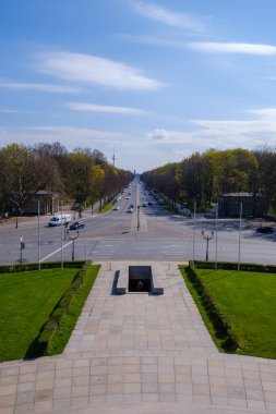 Berlin, Almanya - 19 Nisan 2023: Berlin 'deki Brandenburg Kapısı' na giden federal otoyol Bundesstrasse 'nin panoramik manzarası