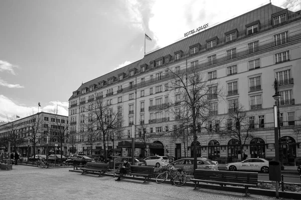 德国柏林 2023年4月18日 德国柏林著名的阿德龙酒店和德国国旗的黑白照片 — 图库照片
