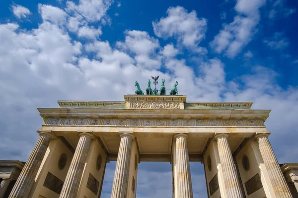 ベルリン ドイツ 2023年4月18日 ベルリンのブランデンブルク門またはブランデンブルク門の眺めと青い空 — ストック写真