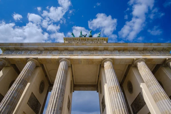 德国柏林 2023年4月18日 德国柏林勃兰登堡门 Brandenburg Gate 景观与蓝天 — 图库照片
