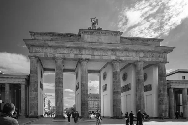 ベルリン ドイツ 2023年4月18日 ベルリンのブランデンブルク門またはブランデンブルク門の眺めドイツ — ストック写真