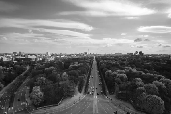 联邦海峡全景 通往柏林勃兰登堡门的联邦公路 白纸黑字 — 图库照片