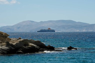 Ios, Yunanistan - 16 Mayıs 2021: Ios limanından ayrılıp Santorini Yunanistan 'a giden bir feribot görüntüsü