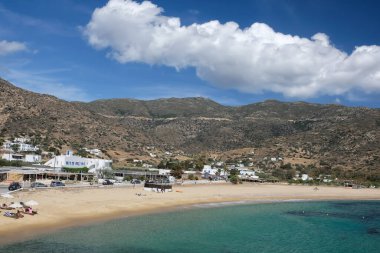 Ios, Yunanistan - 22 Mayıs 2022: Ios siklades Yunanistan 'ın popüler ve güzel turkuaz kumlu plajı