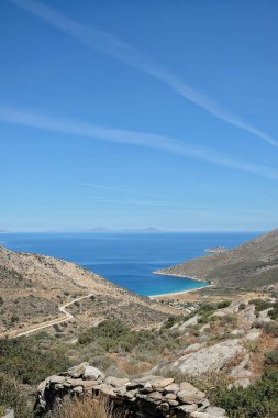 Yunanistan 'ın Ios adasındaki Agia Theodoti rüya kumsalının panoramik manzarası ve inanılmaz mavi bir gökyüzü.