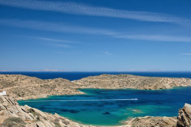 Tris Klisies plajının muhteşem panoramik manzarası ve Yunanistan 'ın uzak bölgelerinde bir jet ski.