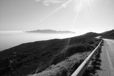 Yunanistan 'da Ege Denizi kıyısında siyah beyaz bir yol manzarası