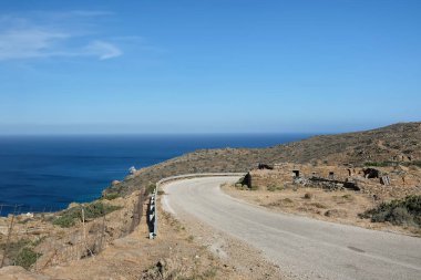 Yunanistan 'da Ege Denizi kıyısında ıssız bir yol manzarası