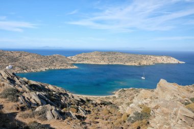 Güzel Tris Klisies plajının panoramik manzarası ve Yunanistan 'da bir yelkenli.