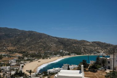 Ios, Yunanistan - 22 Mayıs 2022: Ios siklades Yunanistan 'ın popüler ve güzel turkuaz kumlu plajı