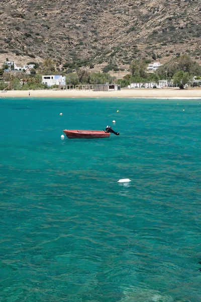 Ios Grecia Mayo 2021 Vista Pequeño Barco Hermosa Playa Turquesa —  Fotos de Stock