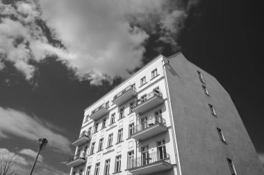 Berlin, Almanya - 18 Nisan 2023: Berlin Almanya 'da siyah beyaz balkonu olan tipik bir iskan binasının görüntüsü