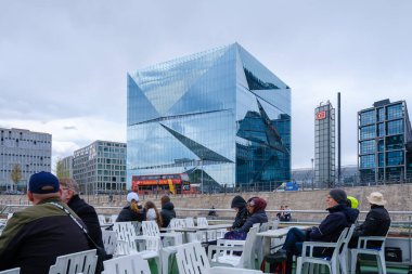 Berlin, Almanya - 19 Nisan 2023: Turistik bir teknede Berlin 'deki Futurium Müzesi' nin yanından geçen turistlerin görüntüsü