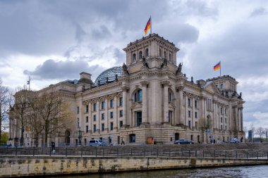 Berlin, Almanya - 18 Nisan 2023: Berlin Almanya 'daki Alman parlamentosu Reichstag' a bakış