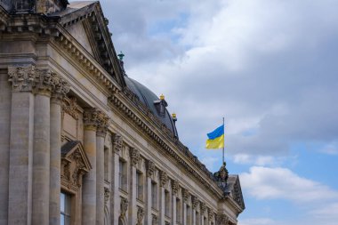 Berlin, Almanya - 18 Nisan 2023: Berlin Almanya 'da üzerinde Ukrayna bayrağı bulunan Bode Müzesi manzarası