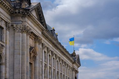 Berlin, Almanya - 18 Nisan 2023: Berlin Almanya 'da üzerinde Ukrayna bayrağı bulunan Bode Müzesi manzarası