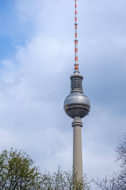 Berlin, Almanya - 19 Nisan 2023 Berlin 'deki etkileyici Fernsehturm, Televizyon Kulesi