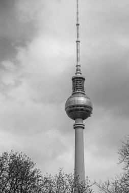 Berlin, Almanya - 19 Nisan 2023: Berlin 'deki etkileyici Fernsehturm, Berlin' deki Televizyon Kulesi