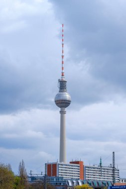Berlin, Almanya - 19 Nisan 2023 Berlin 'deki etkileyici Fernsehturm, Televizyon Kulesi