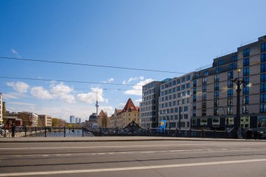 Berlin, Almanya - 18 Nisan 2023: Berlin Almanya 'nın merkezindeki bir köprünün bakiresi ve arka plandaki televizyon kulesi