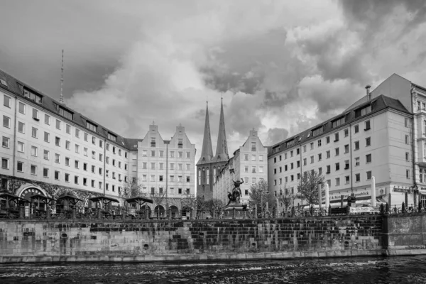 德国柏林 2023年4月19日 圣乔治神像 Saint George Dragon Slayer 住宅建筑和尼古拉教堂的背景图 — 图库照片
