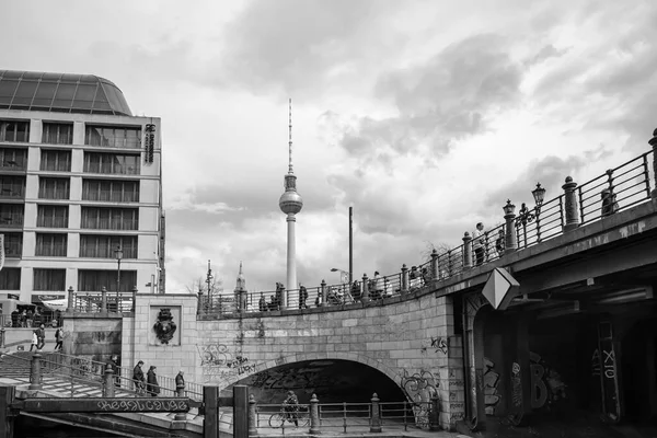 德国柏林 2023年4月19日 令人印象深刻的弗恩塞图姆电视塔 德国柏林的黑白电视塔 — 图库照片
