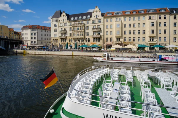 德国柏林 2023年4月18日 斯普雷河的观光游览船和柏林的各种住宅建筑 — 图库照片