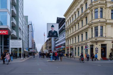 Berlin, Almanya - 19 Nisan 2023: Doğu Berlin ve Batı Berlin arasındaki meşhur sınır kapısı Charlie 'nin görüntüsü