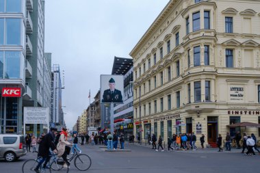 Berlin, Almanya - 19 Nisan 2023: Doğu Berlin ve Batı Berlin arasındaki meşhur sınır kapısı Charlie 'nin görüntüsü