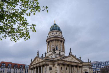 Berlin, Almanya - 19 Nisan 2023: Berlin Almanya 'da Alman ve Fransız kiliseleriyle Jandarma Meydanı