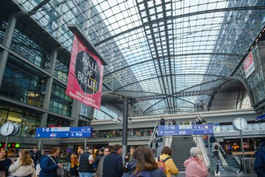 Berlin, Almanya - 19 Nisan 2023: Berlin Almanya merkez tren istasyonunun görüntüsü