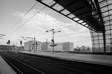 Berlin, Almanya - 19 Nisan 2023: Berlin ve Reichstag merkez tren istasyonu, Berlin Almanya 'da arka planda Alman Parlamentosu