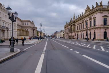 Berlin, Almanya - 19 Nisan 2023: Berlin Almanya 'nın merkezinde üniversiteler ve müzeler bulunan bir bulvarın panoramik manzarası