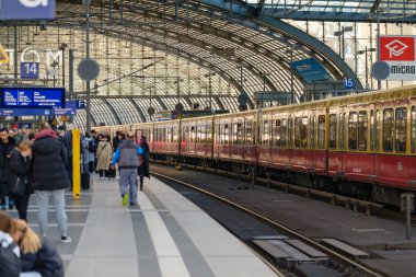 Berlin, Almanya - 19 Nisan 2023: Berlin Almanya merkez tren istasyonunun görüntüsü