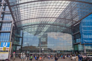 Berlin, Almanya - 19 Nisan 2023: Berlin Almanya merkez tren istasyonunun görüntüsü