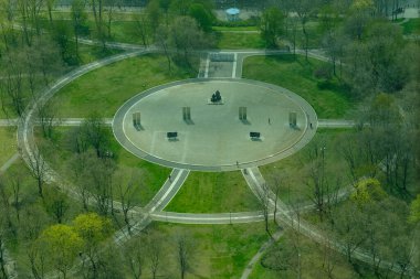 Berlin, Almanya - 19 Nisan 2023: Marx-Engels-Forum 'un panoramik görünümü, Berlin Almanya' nın merkez bölgesindeki halk parkı