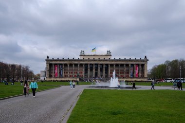 Berlin, Almanya - 19 Nisan 2023: Altes Müzesi 'nin panoramik manzarası, Berlin Almanya' daki eski müze