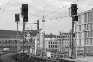 Berlin, Almanya - 19 Nisan 2023 Berlin 'in merkez tren istasyonu ve Berlin Almanya' nın arka planındaki Televizyon Kulesi