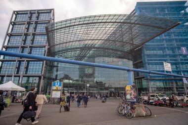 Berlin, Almanya - 19 Nisan 2023: Berlin Almanya merkez tren istasyonunun görüntüsü
