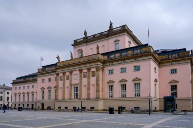 Berlin, Almanya - 19 Nisan 2023: Berlin Operası olarak da bilinen Staatsoper Unter den Linden
