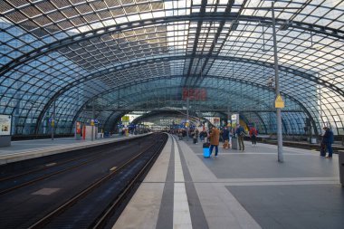 Berlin, Almanya - 19 Nisan 2023: Berlin Almanya merkez tren istasyonunun görüntüsü