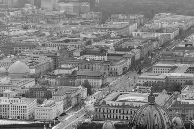 Berlin, Almanya - 19 Nisan 2023: Berlin Almanya 'nın siyah beyaz panoramik hava manzarası