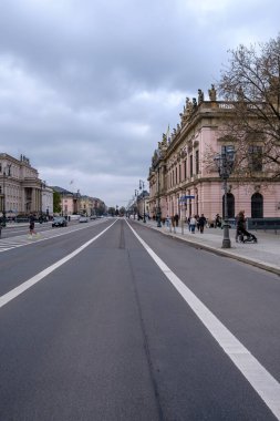 Berlin, Almanya - 19 Nisan 2023: Berlin Almanya 'nın merkezinde üniversiteler ve müzeler bulunan bir bulvarın panoramik manzarası