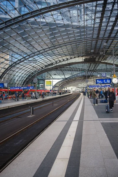 Berlin, Almanya - 19 Nisan 2023: Berlin Almanya merkez tren istasyonunun görüntüsü