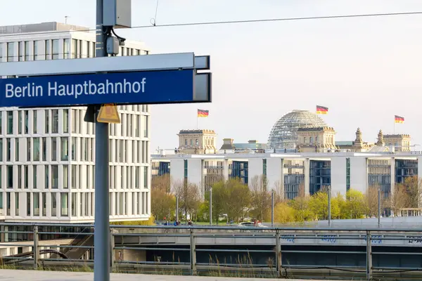 2023年4月19日 柏林中央火车站和德国议会背景在柏林的观点 — 图库照片