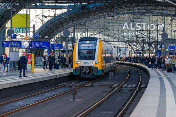 Berlin, Almanya - 19 Nisan 2023: Berlin Almanya merkez tren istasyonunun görüntüsü