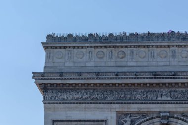 Paris, Fransa - 25 Haziran 2023: Ünlü Zafer Takı, Zafer Takı ve Paris 'teki turistlerin manzarası